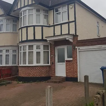 Cosy Relaxing 4 Bed Home With 2 Parking Space Hatch End Exterior photo
