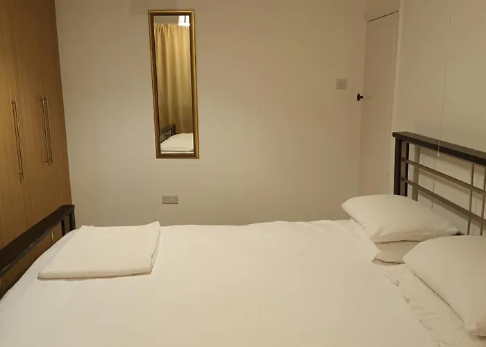 Cosy Relaxing 4 Bed Home With 2 Parking Space