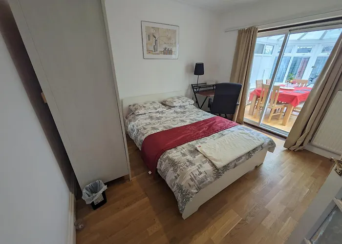 Cosy Relaxing 4 Bed Home With 2 Parking Space
