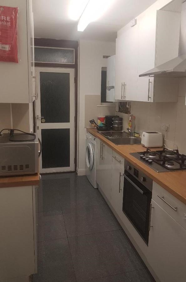 Cosy Relaxing 4 Bed With 2 Parking Space Apartment *
