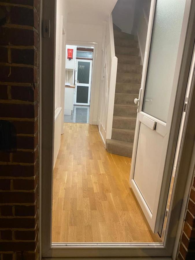 Cosy Relaxing 4 Bed With 2 Parking Space * Hatch End