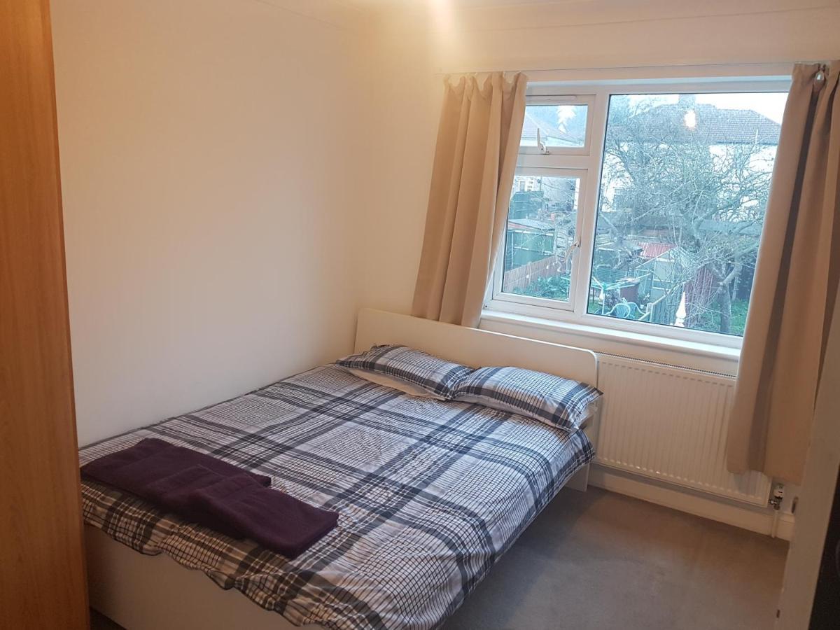 Cosy Relaxing 4 Bed With 2 Parking Space Apartment Hatch End