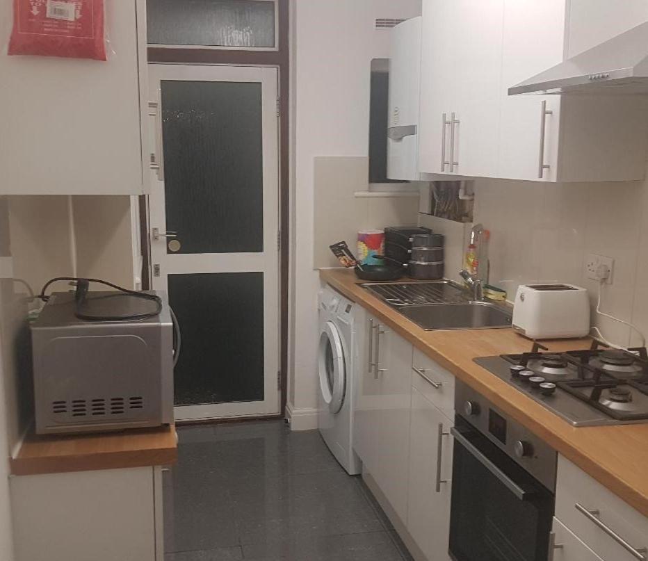 Cosy Relaxing 4 Bed With 2 Parking Space *