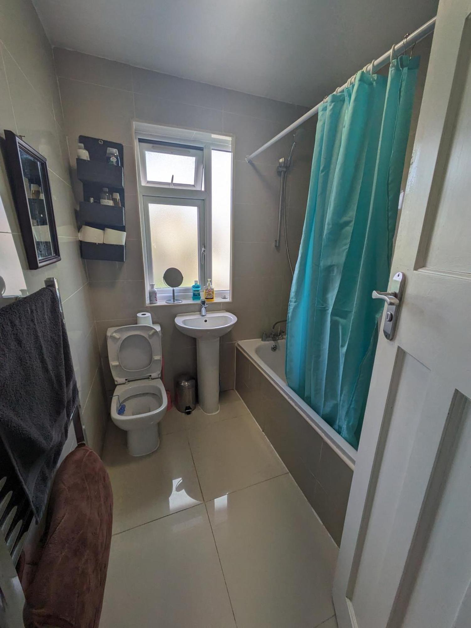 Cosy Relaxing 4 Bed With 2 Parking Space Hatch End