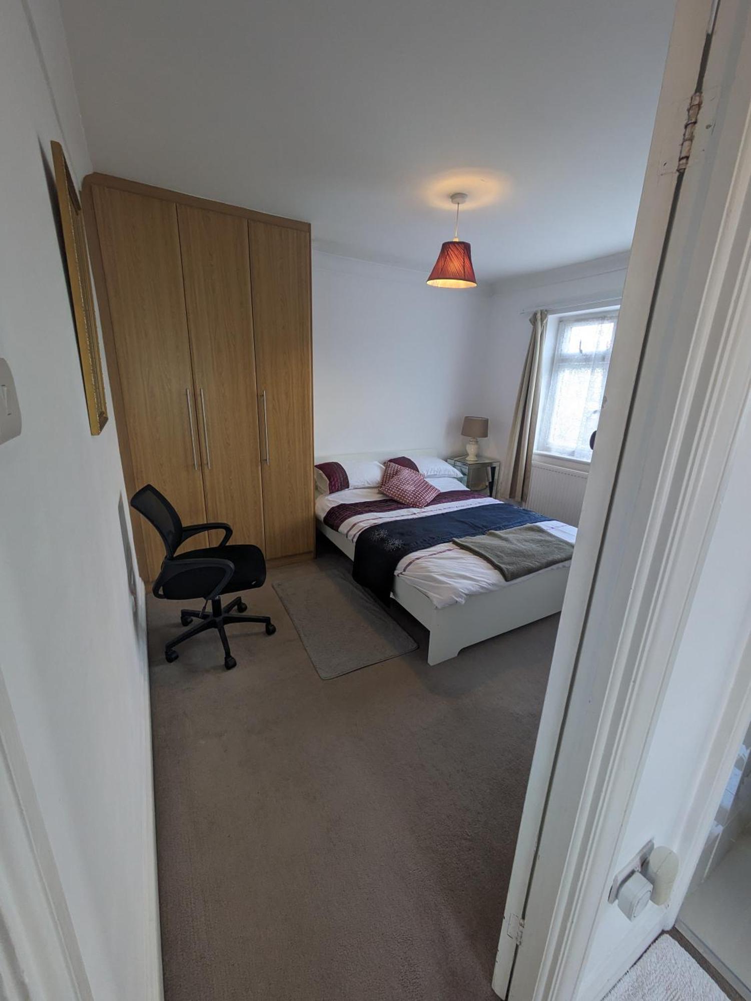 Cosy Relaxing 4 Bed With 2 Parking Space Apartment Hatch End