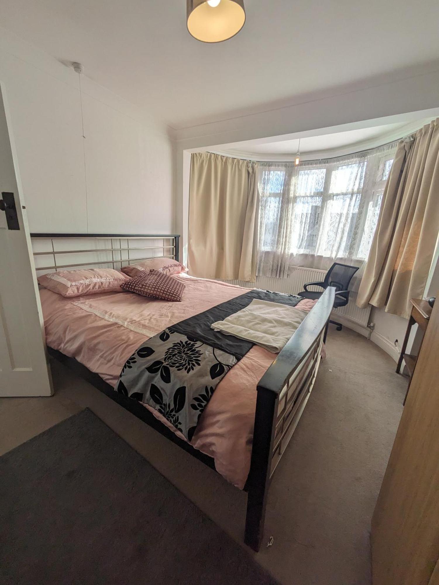 Cosy Relaxing 4 Bed With 2 Parking Space Hatch End