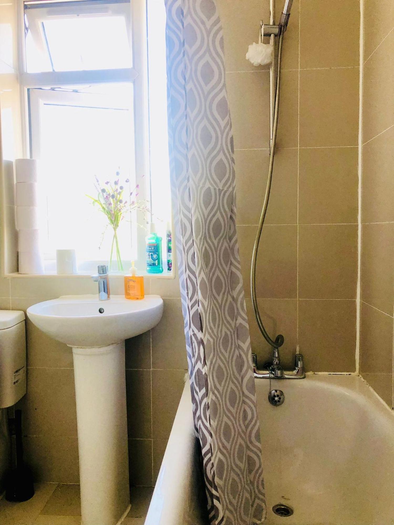 Cosy Relaxing 4 Bed With 2 Parking Space *