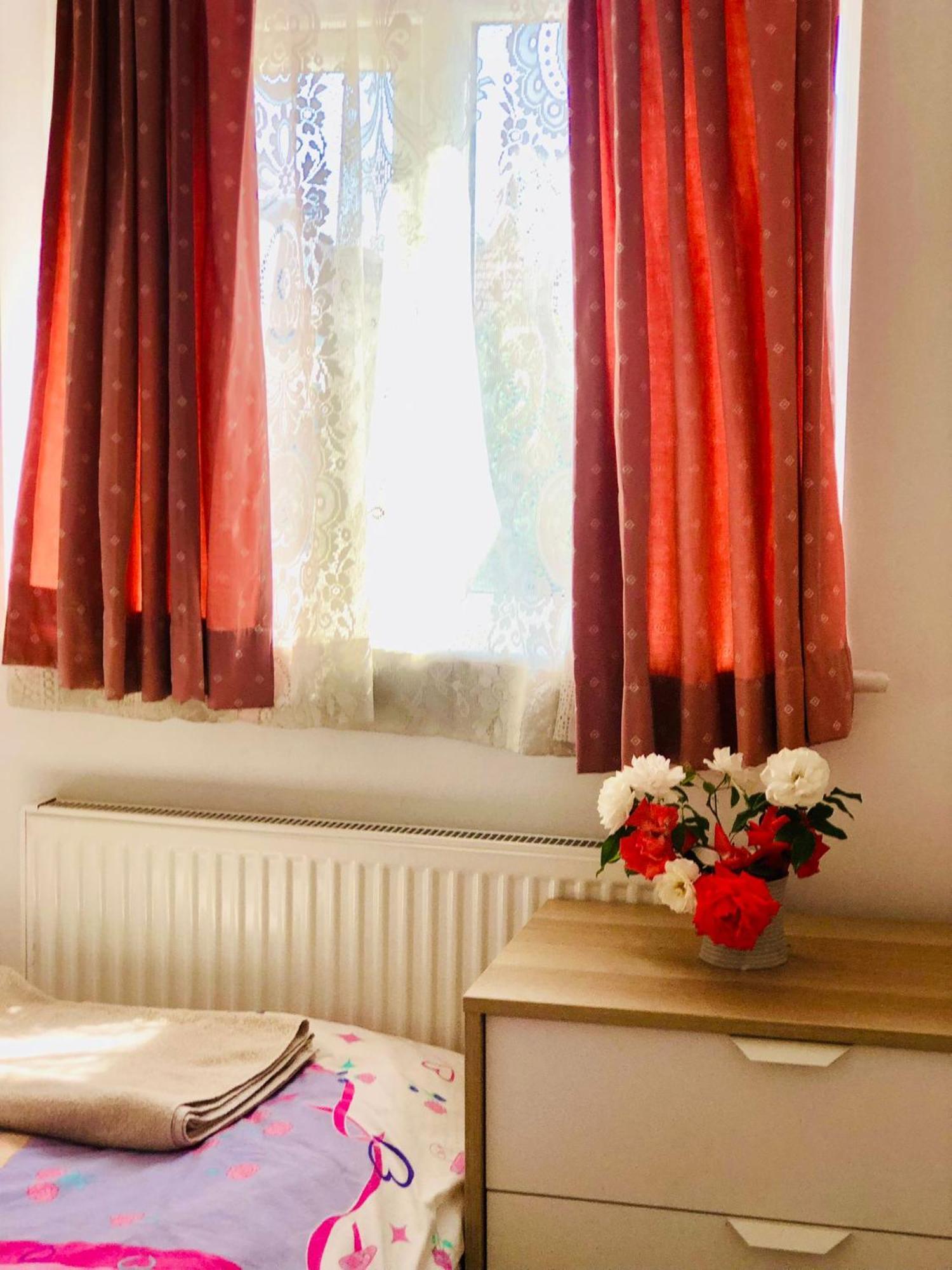 Cosy Relaxing 4 Bed With 2 Parking Space Apartment *