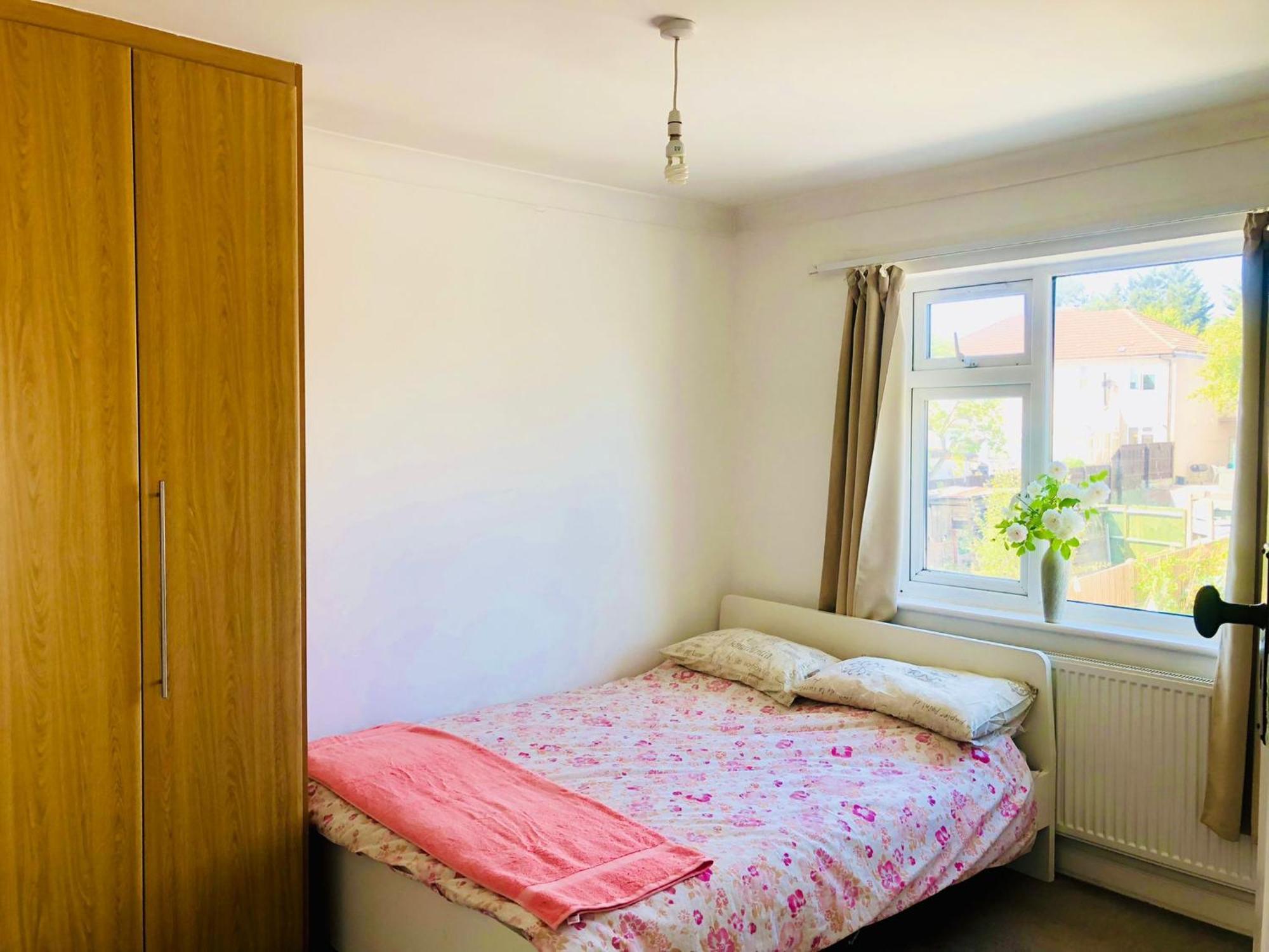 Cosy Relaxing 4 Bed With 2 Parking Space Apartment *