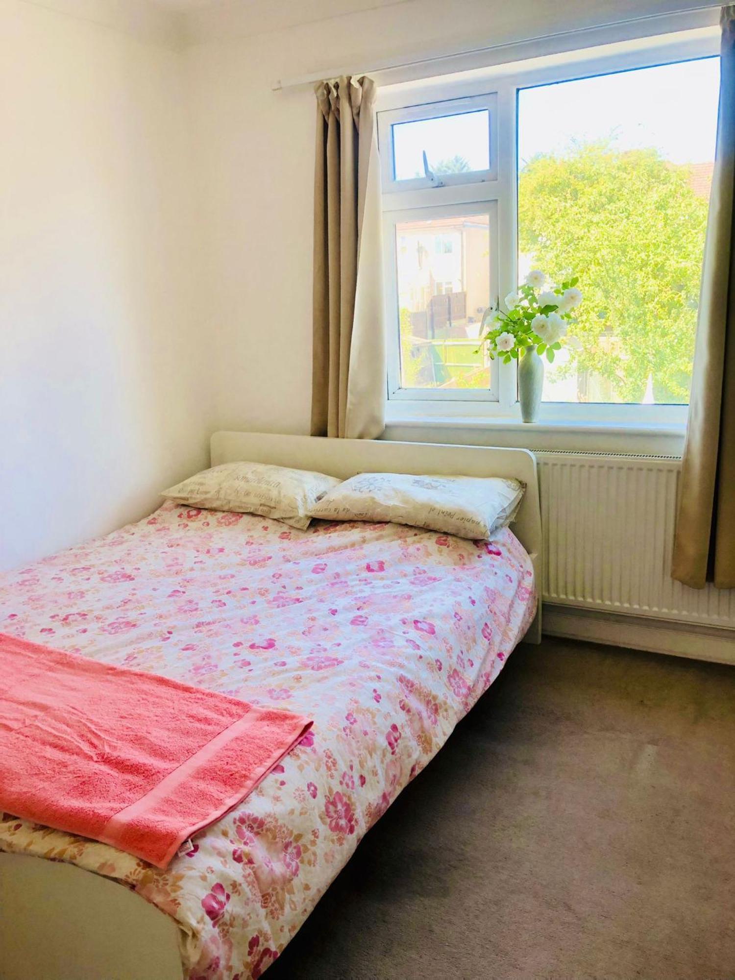 Cosy Relaxing 4 Bed With 2 Parking Space Apartment Hatch End