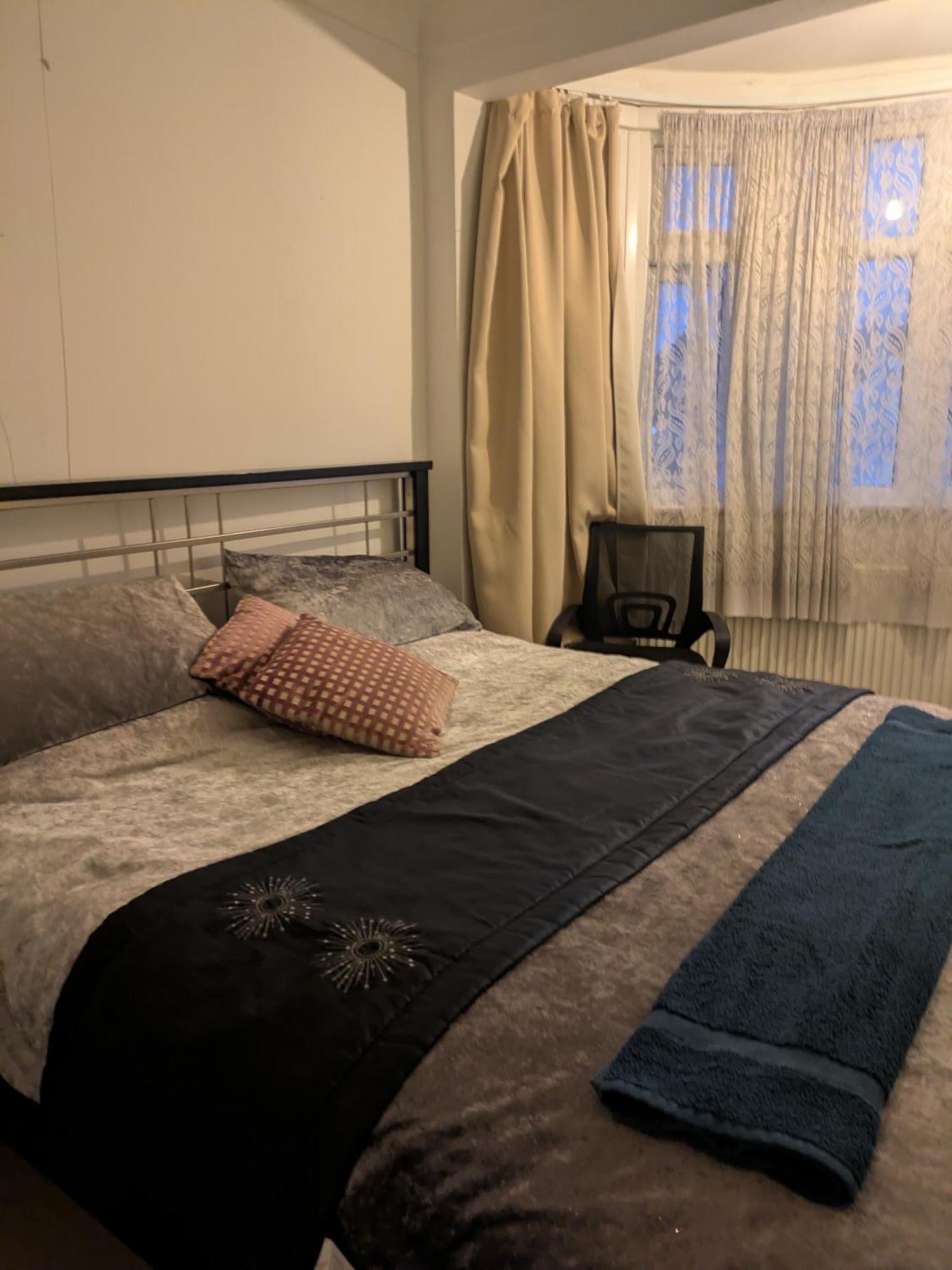 Cosy Relaxing 4 Bed With 2 Parking Space *
