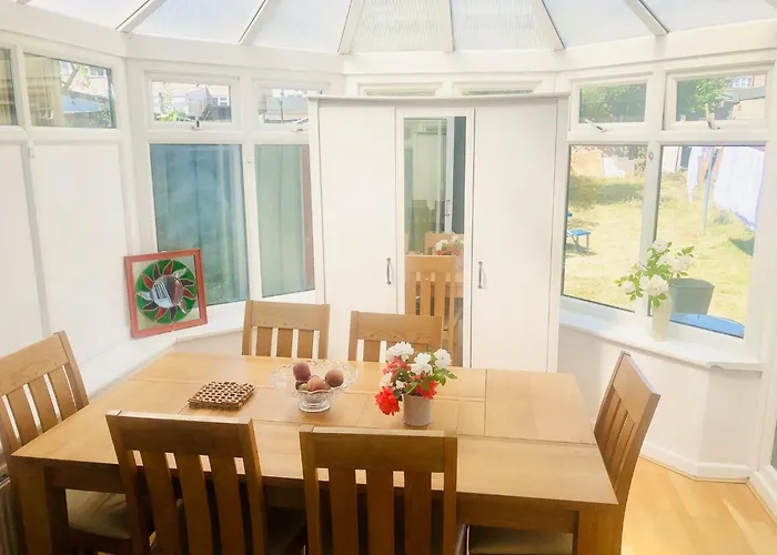 Cosy Relaxing 4 Bed Home With 2 Parking Space
