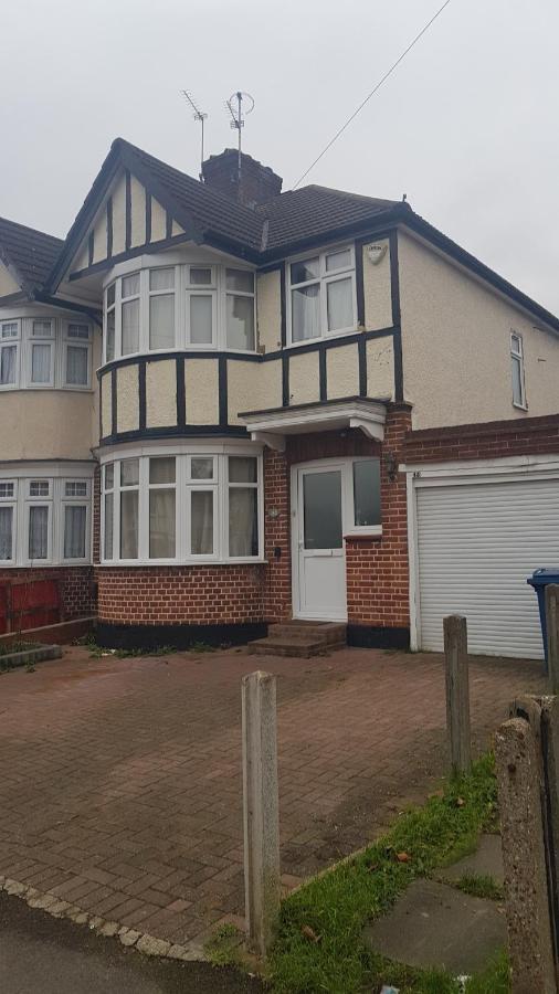 Cosy Relaxing 4 Bed With 2 Parking Space * Hatch End