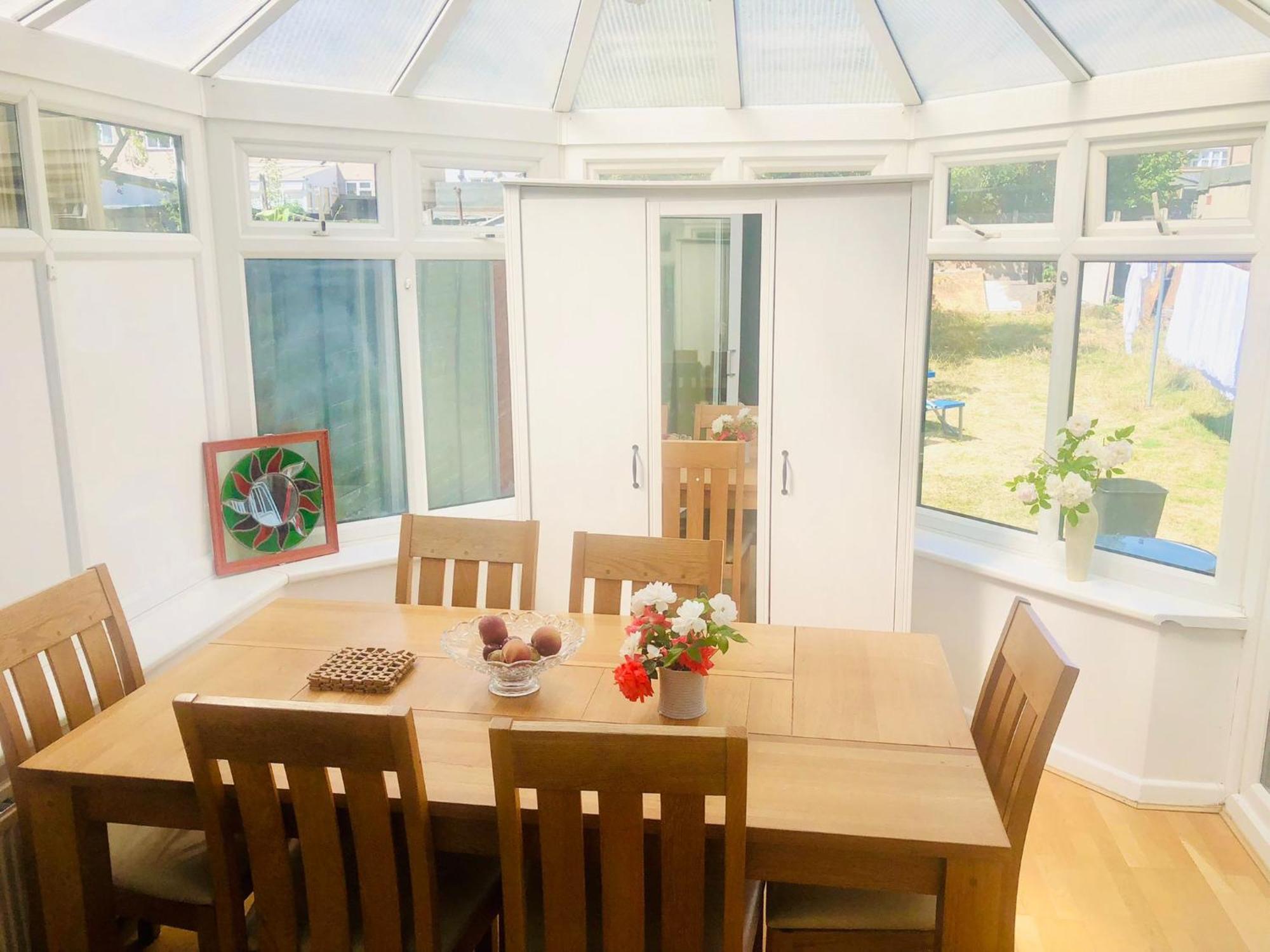 Cosy Relaxing 4 Bed With 2 Parking Space Apartment Hatch End