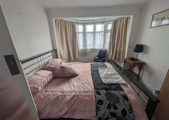 Cosy Relaxing 4 Bed Home With 2 Parking Space
