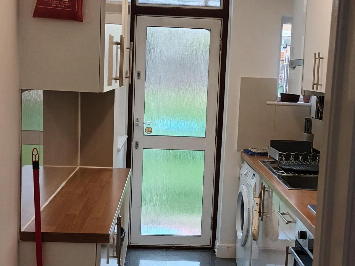 Cosy Relaxing 4 Bed With 2 Parking Space Hatch End